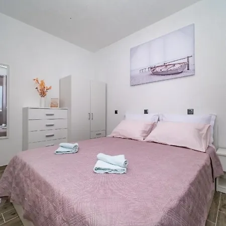 Holiday home Bracuta Pucisca